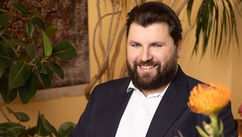 Why Better People's Decisions Start with Better Questions – An Exclusive Interview with Milos Rakic